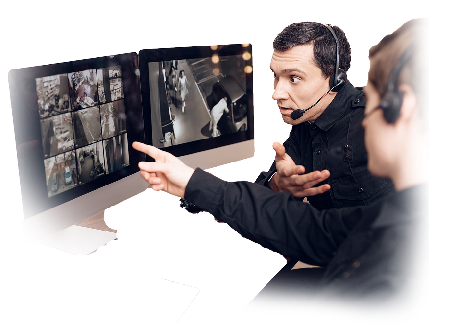 Dois Profissionais de monitoramento CFTV vendo Câmeras de segurança
