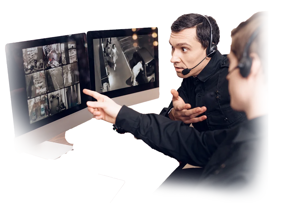 Dois Profissionais de monitoramento CFTV vendo Câmeras de segurança